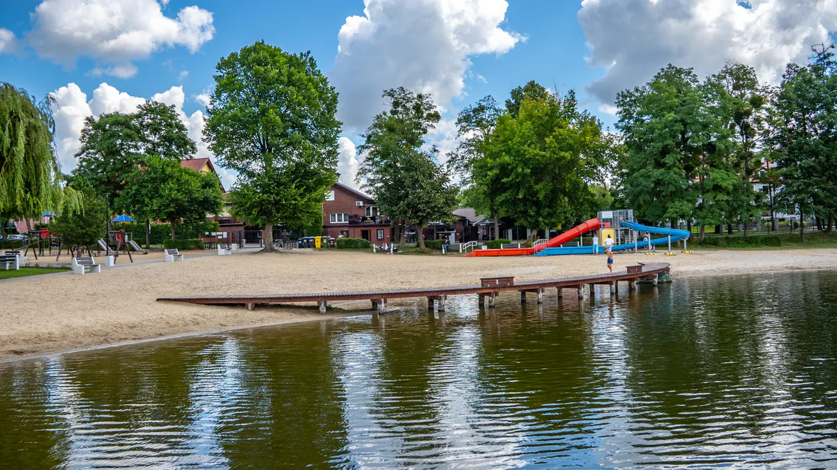 Plaża Miejska w Szamocinie, po rewitalizacji, jezioro w tle