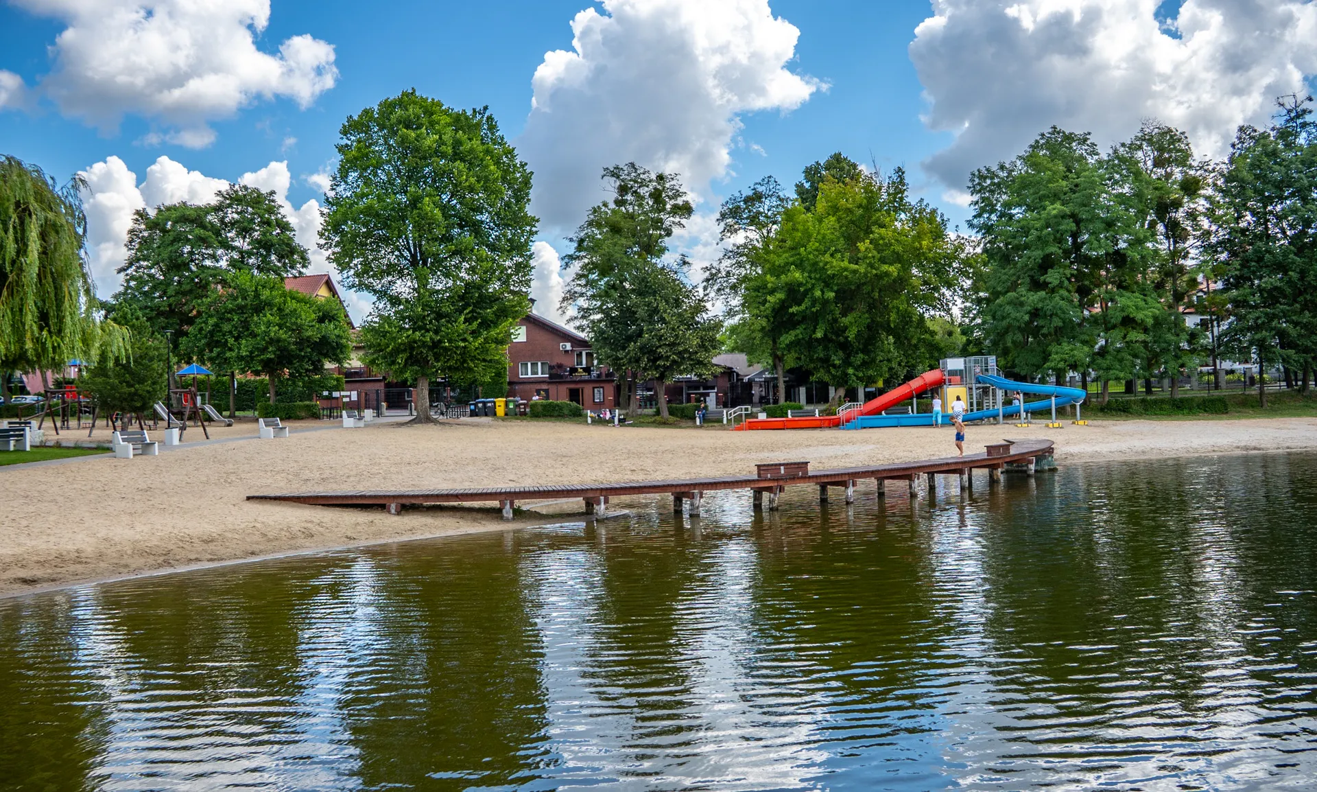 Nowa plaża w Szamocinie już gotowa. Jest piękniej, ale mieszkańców było zaskakująco mało
