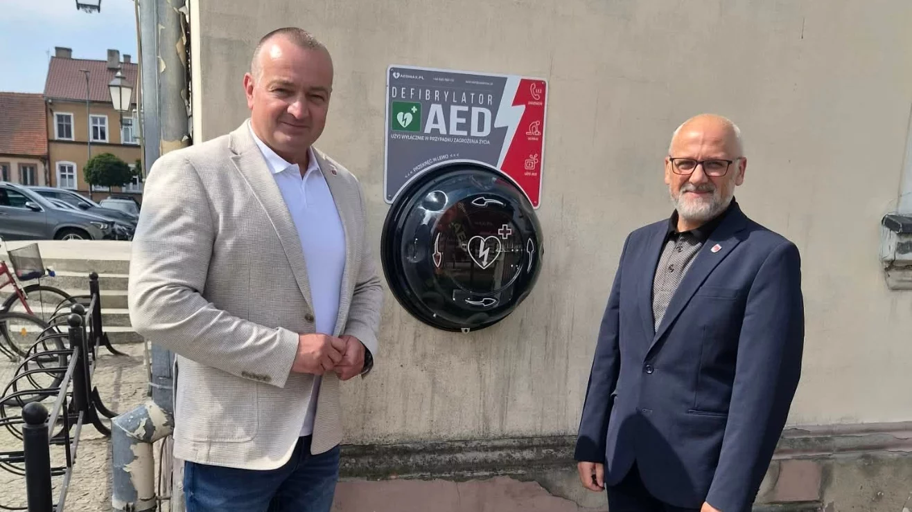 Nowe AED przy urzędzie. W kapsule znalazła się także specjalistyczna apteczka