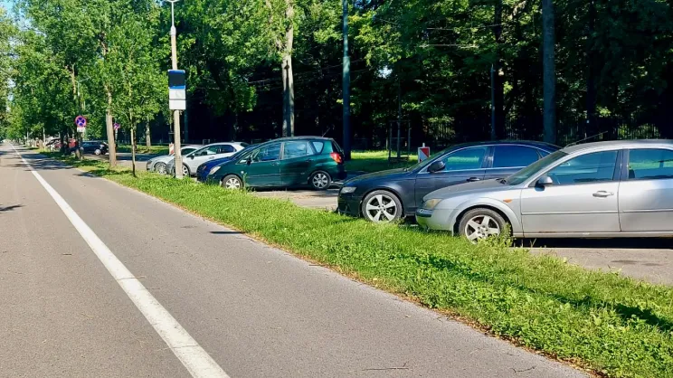 Samochody zaparkowane przy Al. 3 Maja