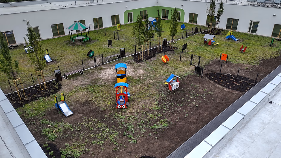 widok z drona na nowy żłobek, z placami zabaw wewnątrz