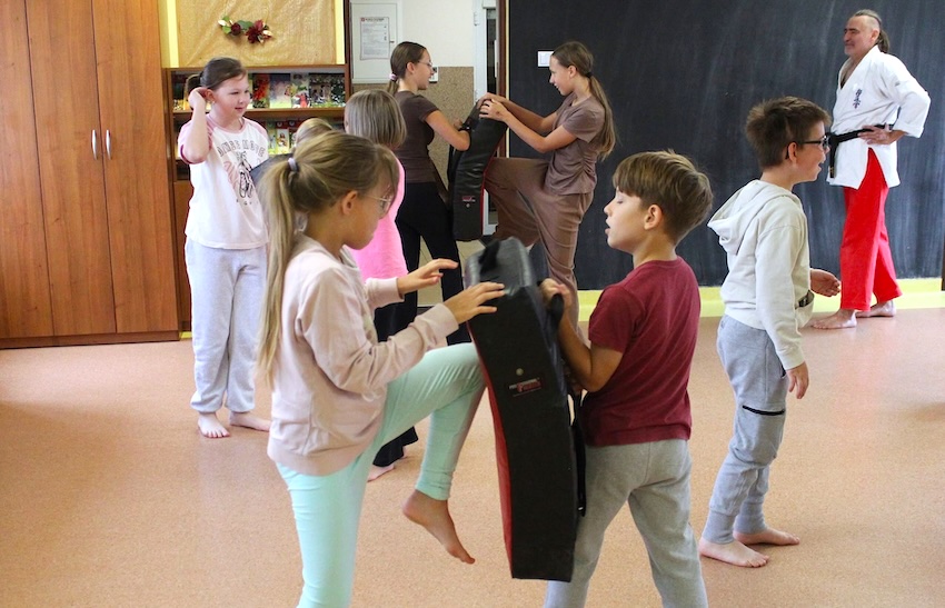 Nowe Piekuty: Wakacyjne treningi z instruktorami. Młodzi mieszkańcy uczyli się podstaw karate