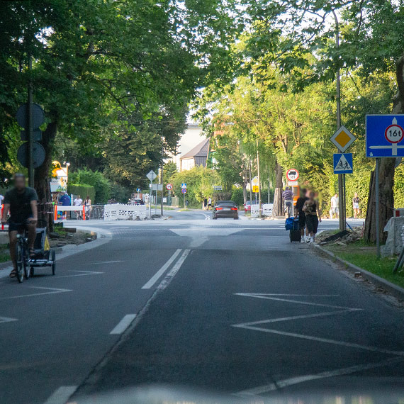 Nowe rondo już przejezdne, ale znaki wciąż pokazują skrzyżowanie. Kierowcy pytają: kto będzie winny kolizji?