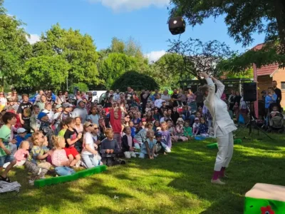 Wystartował XVIII Festiwal SKWERFEST! Tłumy na pierwszym spektaklu w Oleśnicy