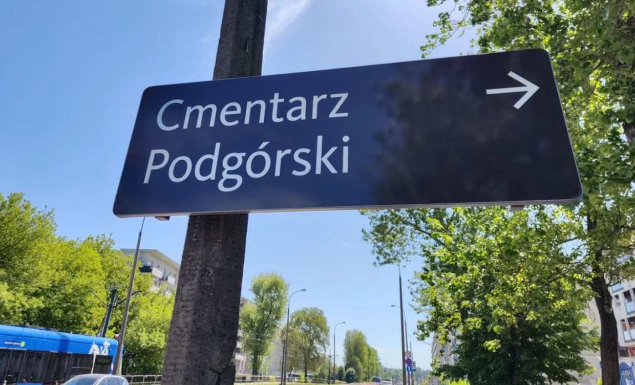 Nowe zasady parkowania przy cmentarzach w Krakowie. Kierowców obowiązuje limit postoju