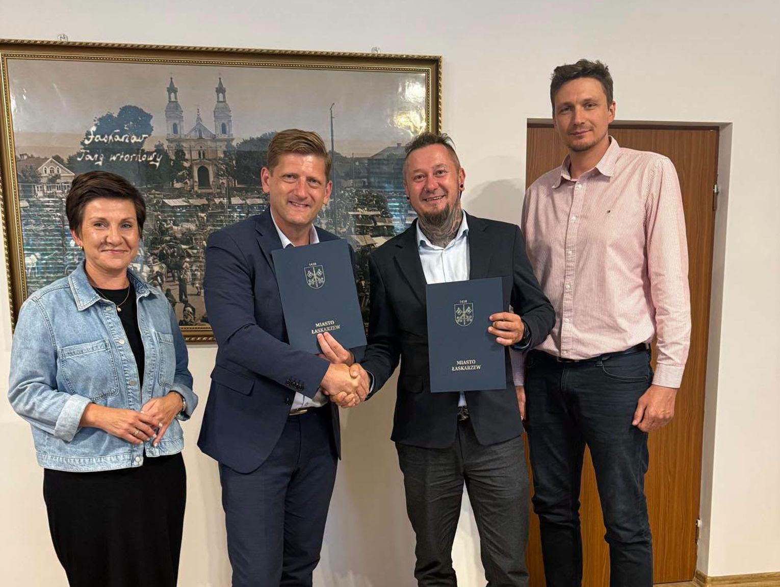 Nowocześniejsza sieć wodociągowa dla Łaskarzewa. Burmistrz podpisał umowę