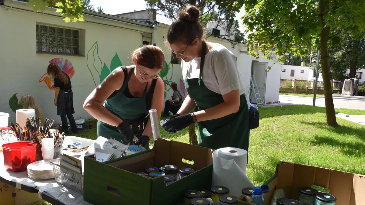 Nowość w parku miejskim. Odczarowano jedną, ponurą ścianę baru. Teraz z radością się prezentuje