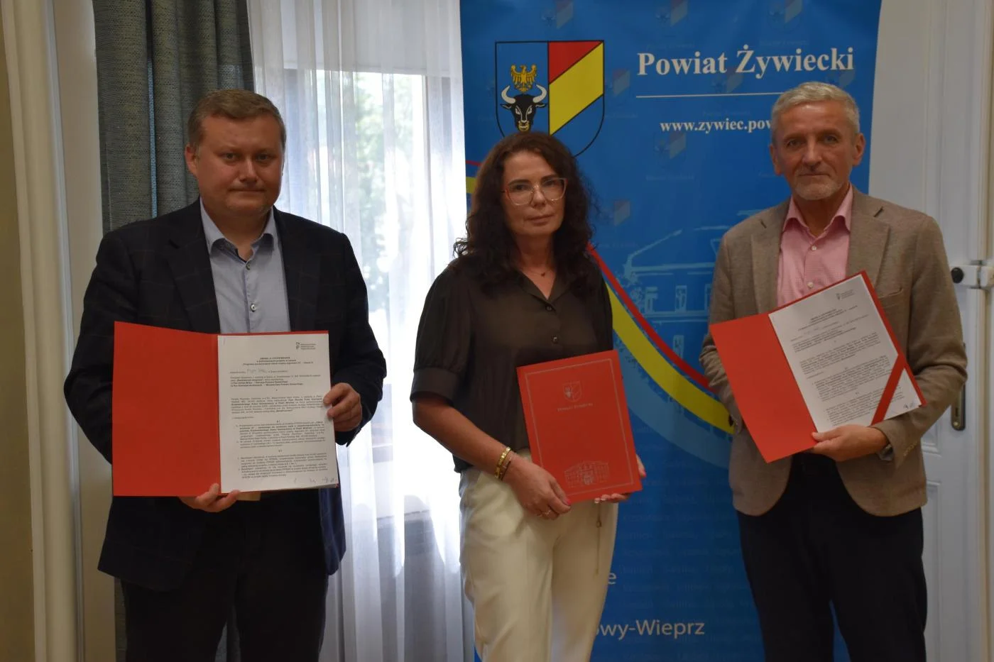 Nowy autobus zwiększy mobilność podopiecznych ŚDS w Pewli Wielkiej. Podpisano umowę