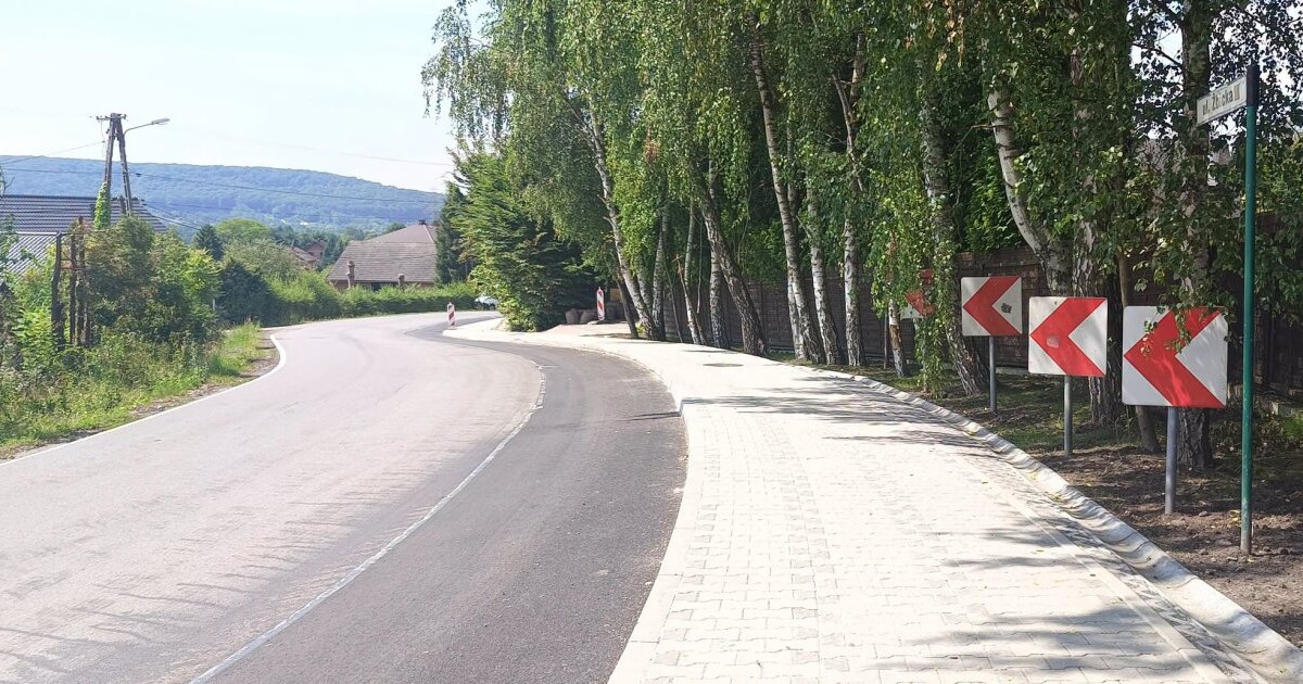 Nowy chodnik, szersza jezdnia i przebudowane zjazdy. Tak zmienia się ul. Żbicka