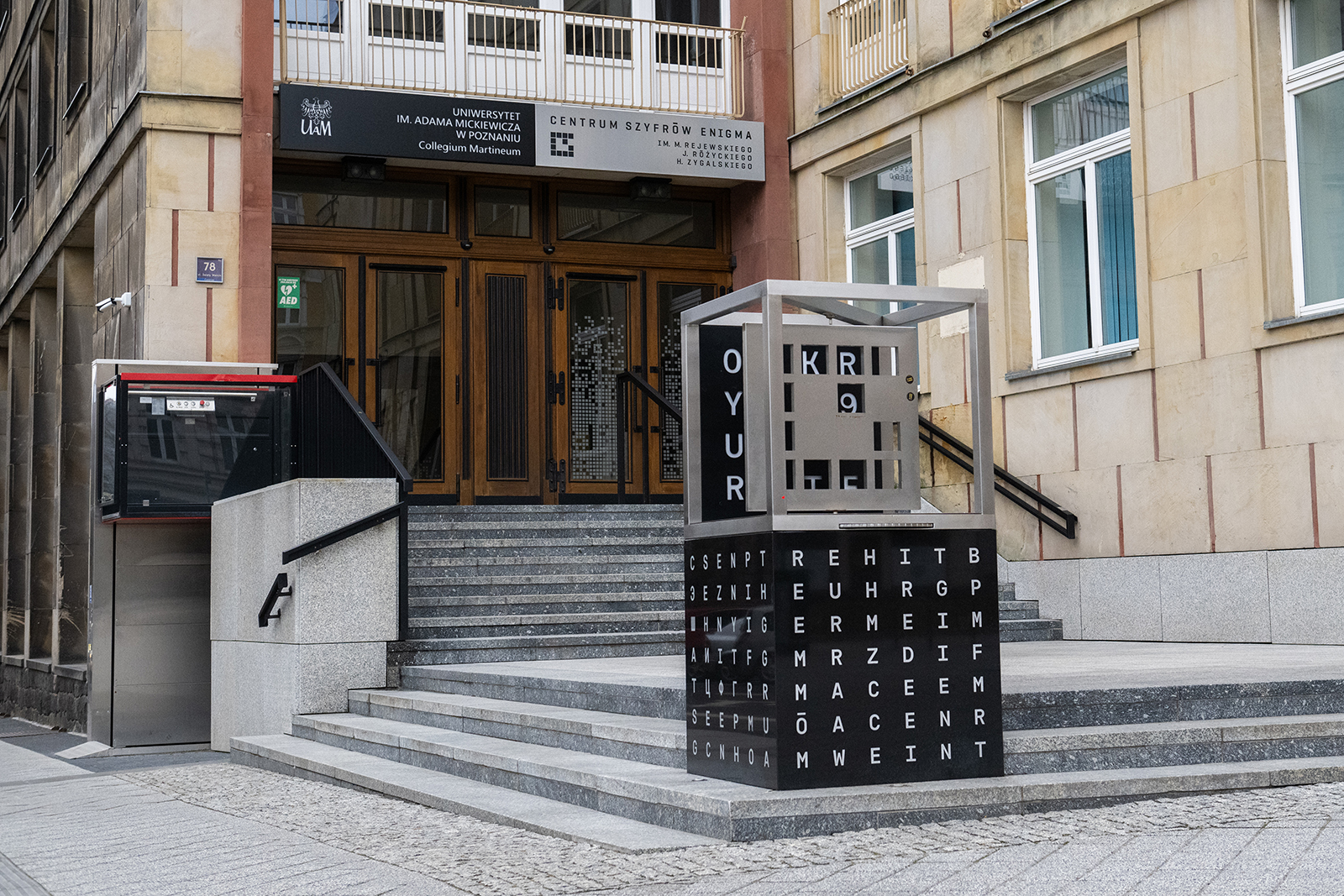 Nowy model Enigmy i aparat fotograficzny w guziku. Startuje ciekawa wystawa