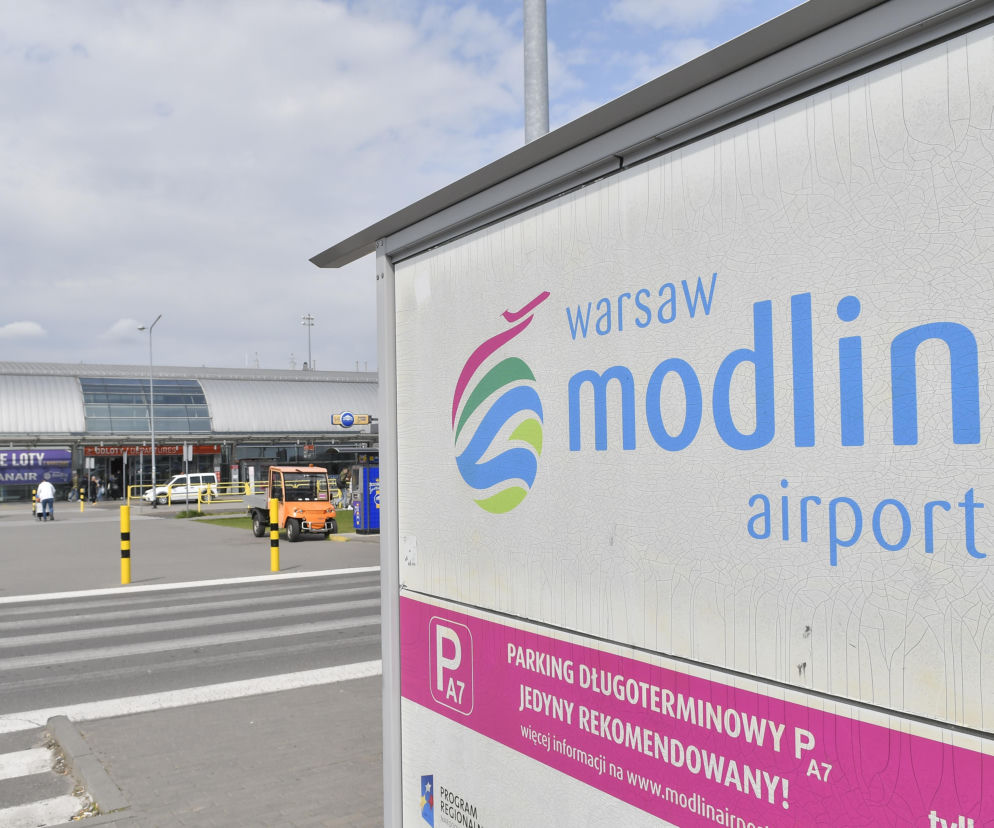 Tablica z logo lotniska Warszawa-Modlin przed terminalem. O nowym punkcie paszportowym przeczytasz na Radioplus.