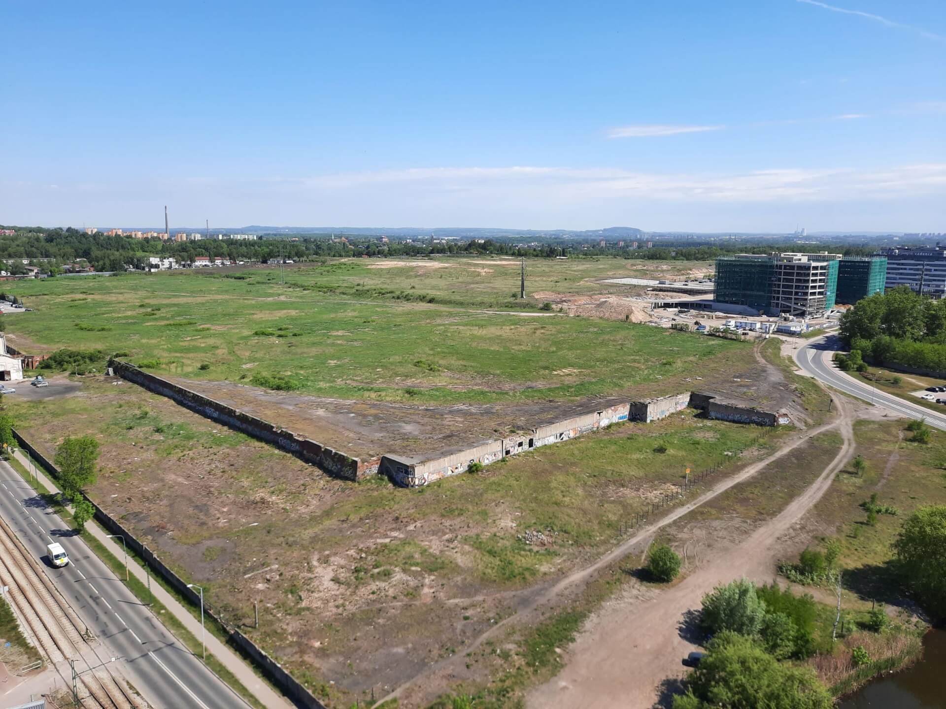 Widok na teren, gdzie ma powstać Nowy Wełnowiec, z dachu biurowca DL Tower, 2022 rok