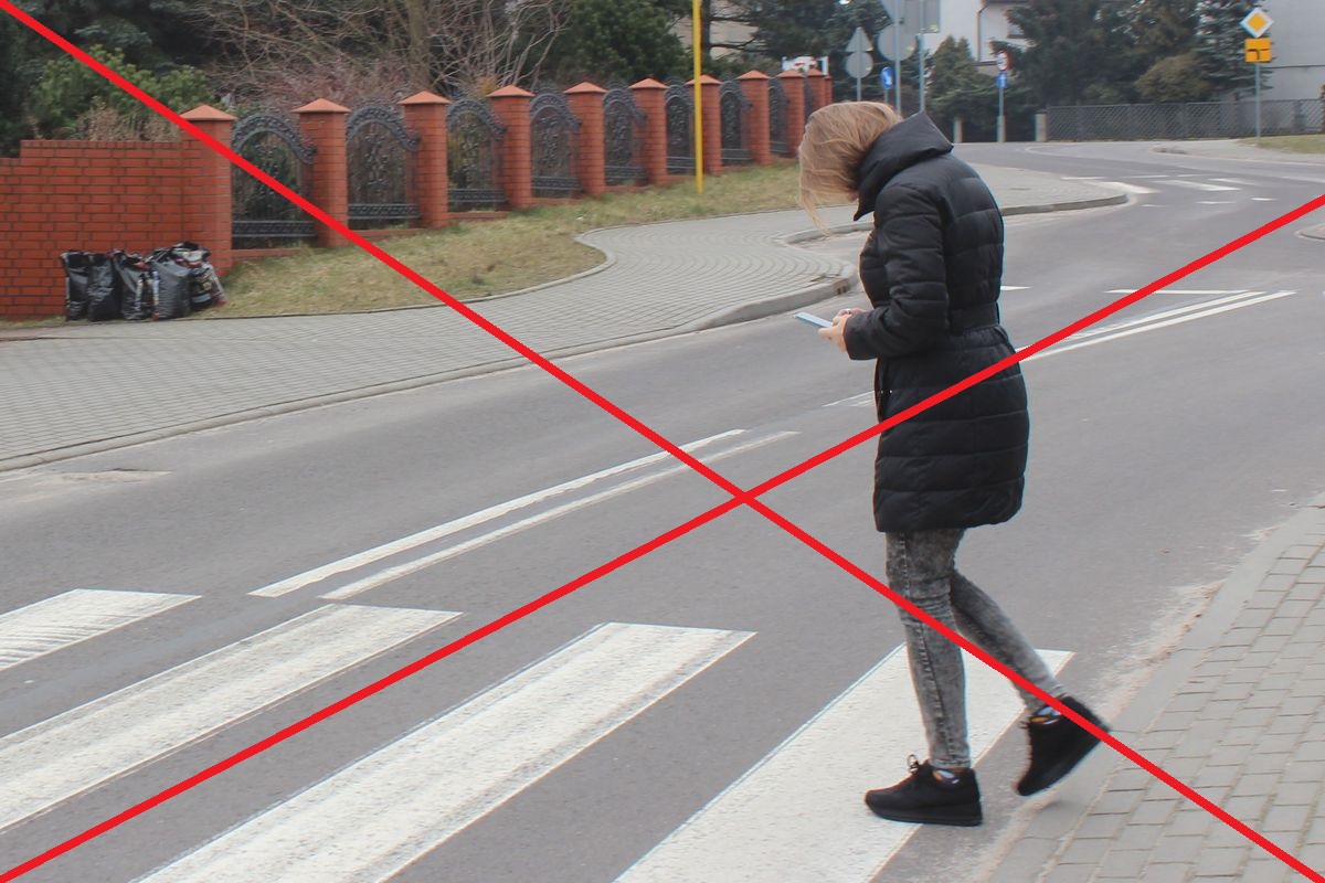 Nowy znak drogowy dla pieszych z telefonami? Resort ma rozważyć pilotaż