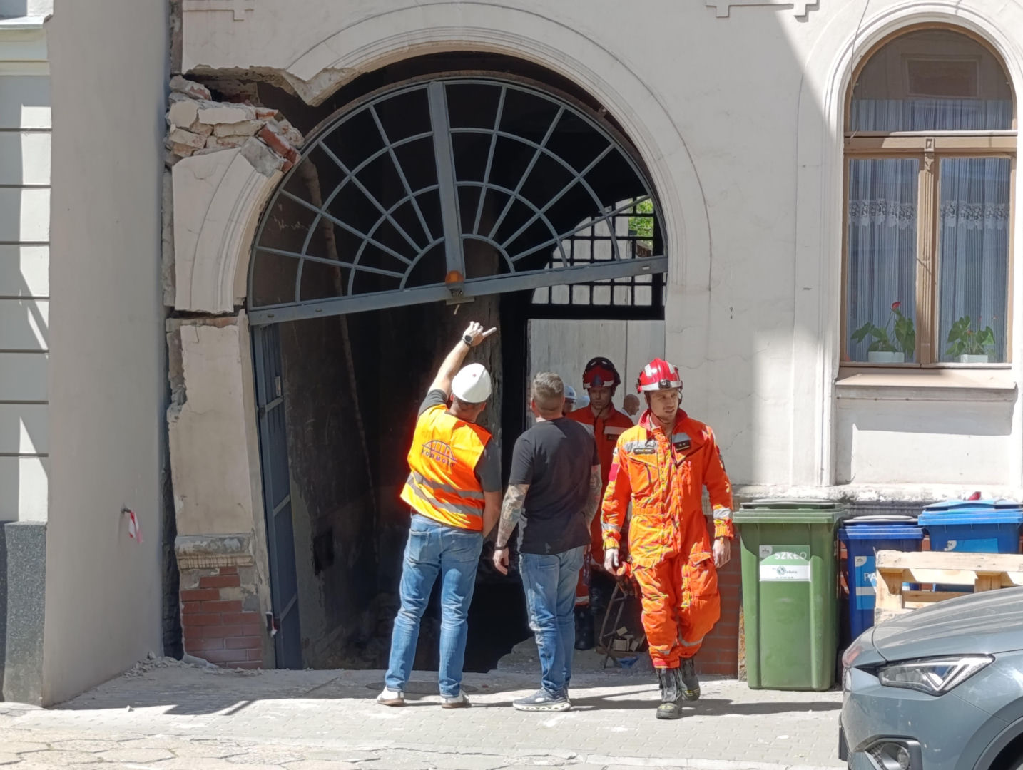 O krok od tragedii! Fragment ściany kamienicy osunął się podczas remontu. Ewakuowano mieszkańców!