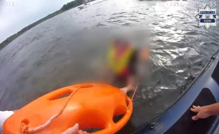 O krok od tragedii na zalewie w Poraju. Pijana para wpadła do wody po wywróceniu kajaka