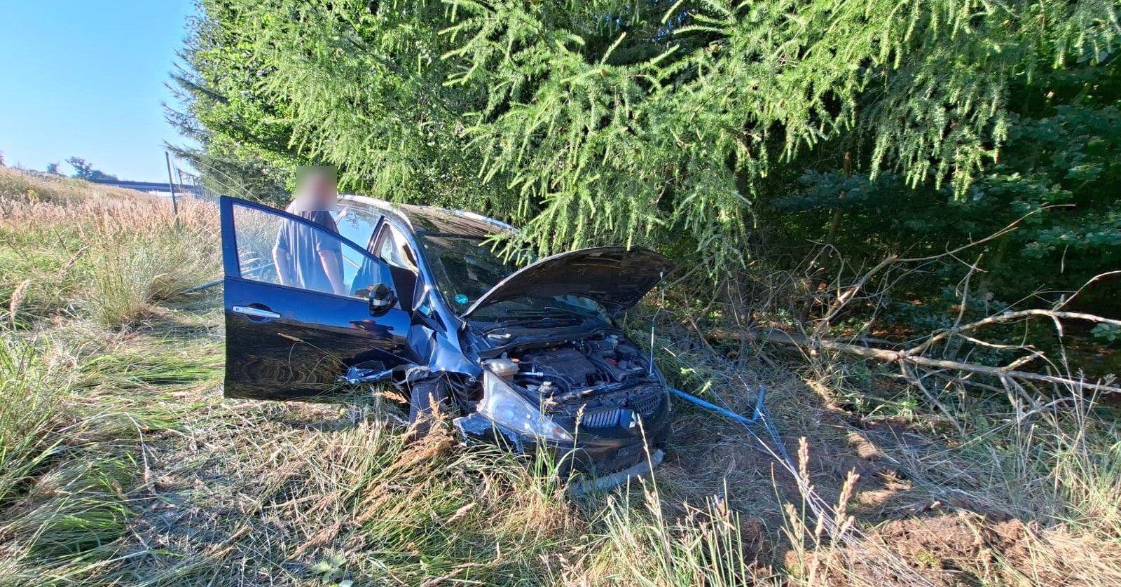 O krok od tragedii. Samochód wypadł z autostrady