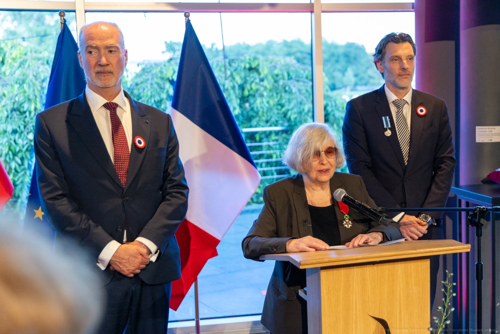Ceremonia wręczenia odznaczeń, mężczyźni w garniturach, kobieta przy mównicy. Autor: Bogusław Świerzowski