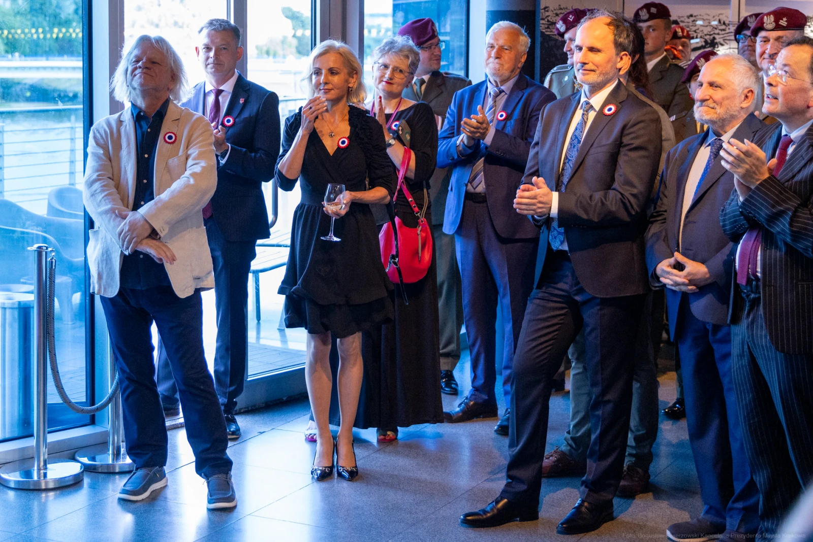 Grupa elegancko ubranych osób na wydarzeniu, niektórzy trzymają kieliszki. Autor: Bogusław Świerzowski