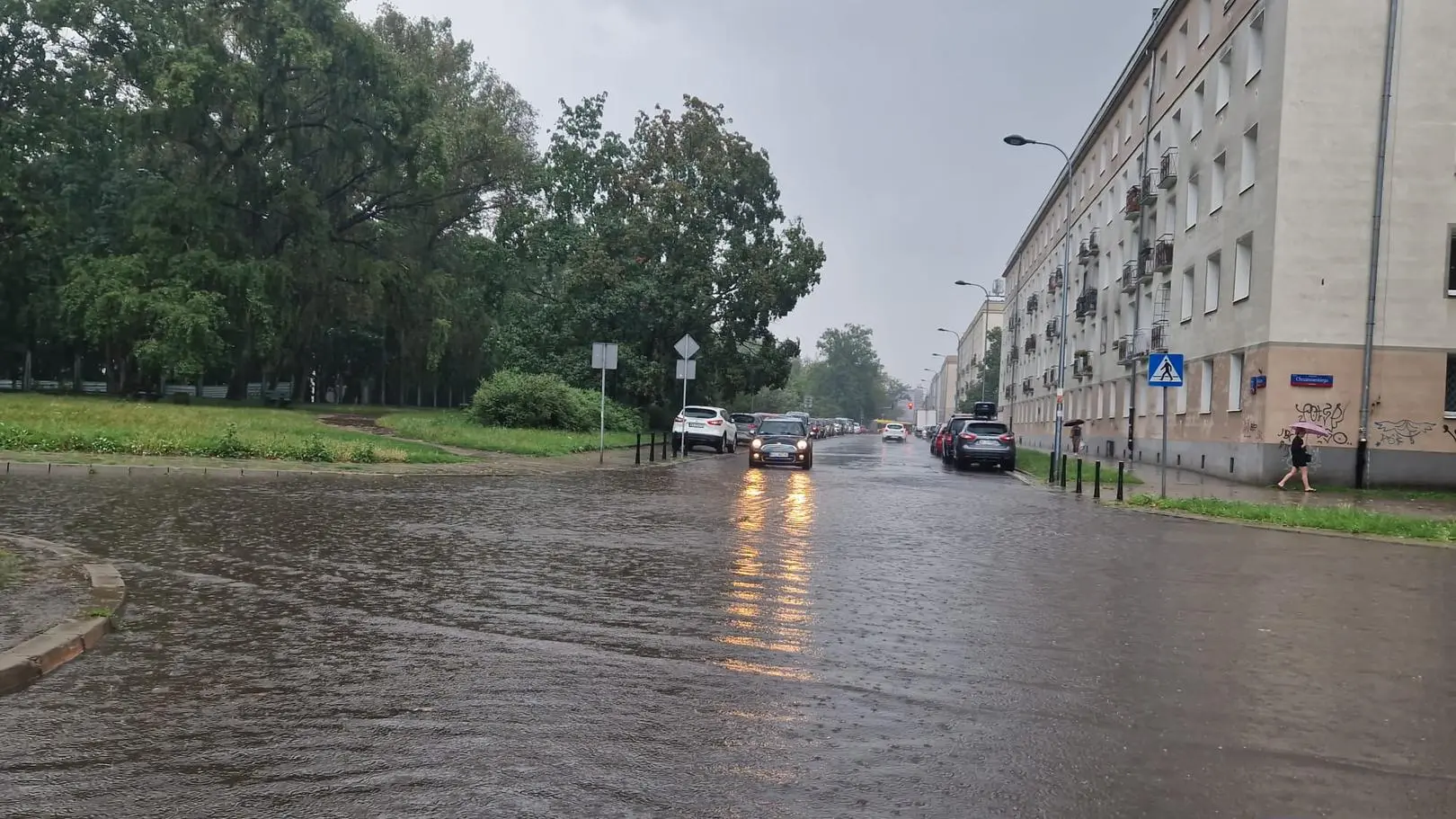 Oberwanie chmury nad Warszawą. "Ulice szybko pokryły się kałużami"