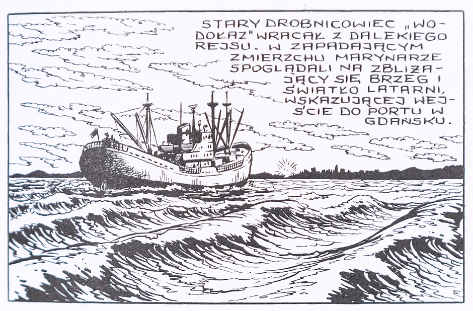 Czarno-biały kadr komiksowy przedstawia stary drobnicowiec „Wodokaz” płynący po wzburzonym morzu w kierunku widocznego na horyzoncie brzegu. W prawym górnym rogu umieszczono tekst informujący o marynarzach wypatrujących światła latarni morskiej u uścia portu w Gdańsku.
