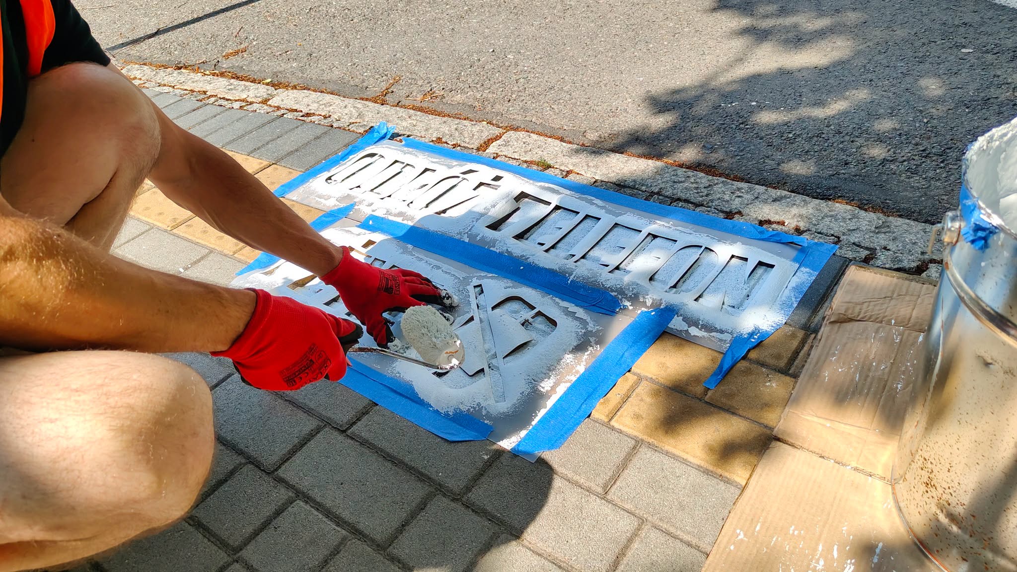 „Odłóż telefon i… żyj!” Świebodzice ostrzegają pieszych przy przejściach