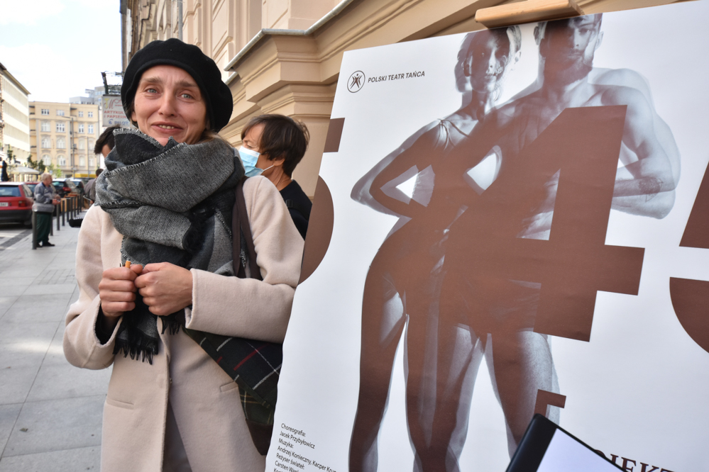 Odpiera zarzuty o mobbing i zapowiada pozwy. Dyrektor teatru przerywa milczenie