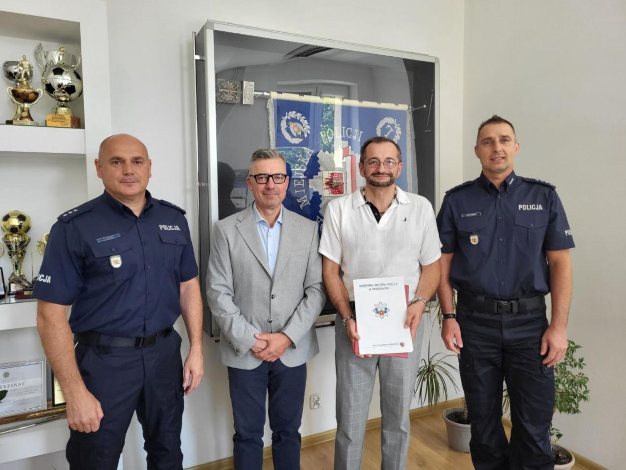 Odwaga i opanowanie. Policjanci z Grudziądza podziękowali kierowcy autobusu