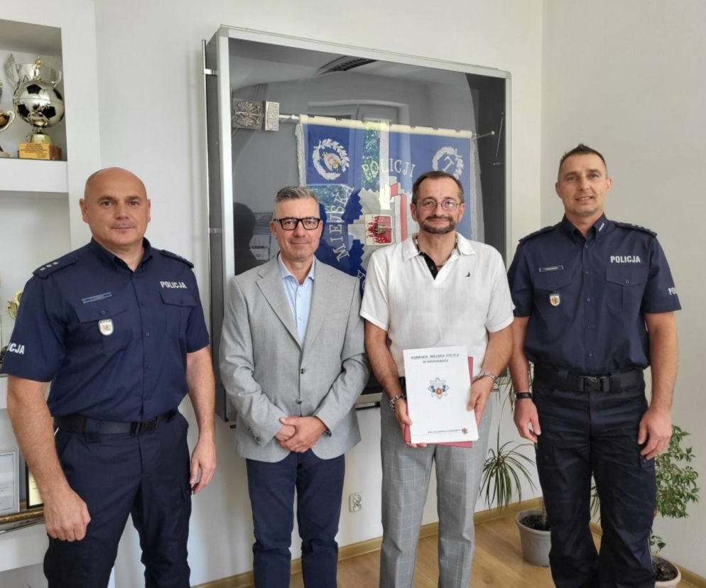 Policjanci gratulują kierowcy autobusu Ryszardowi Jankowskiemu. O bohaterskim czynie przeczytasz na Eska Grudziądz.