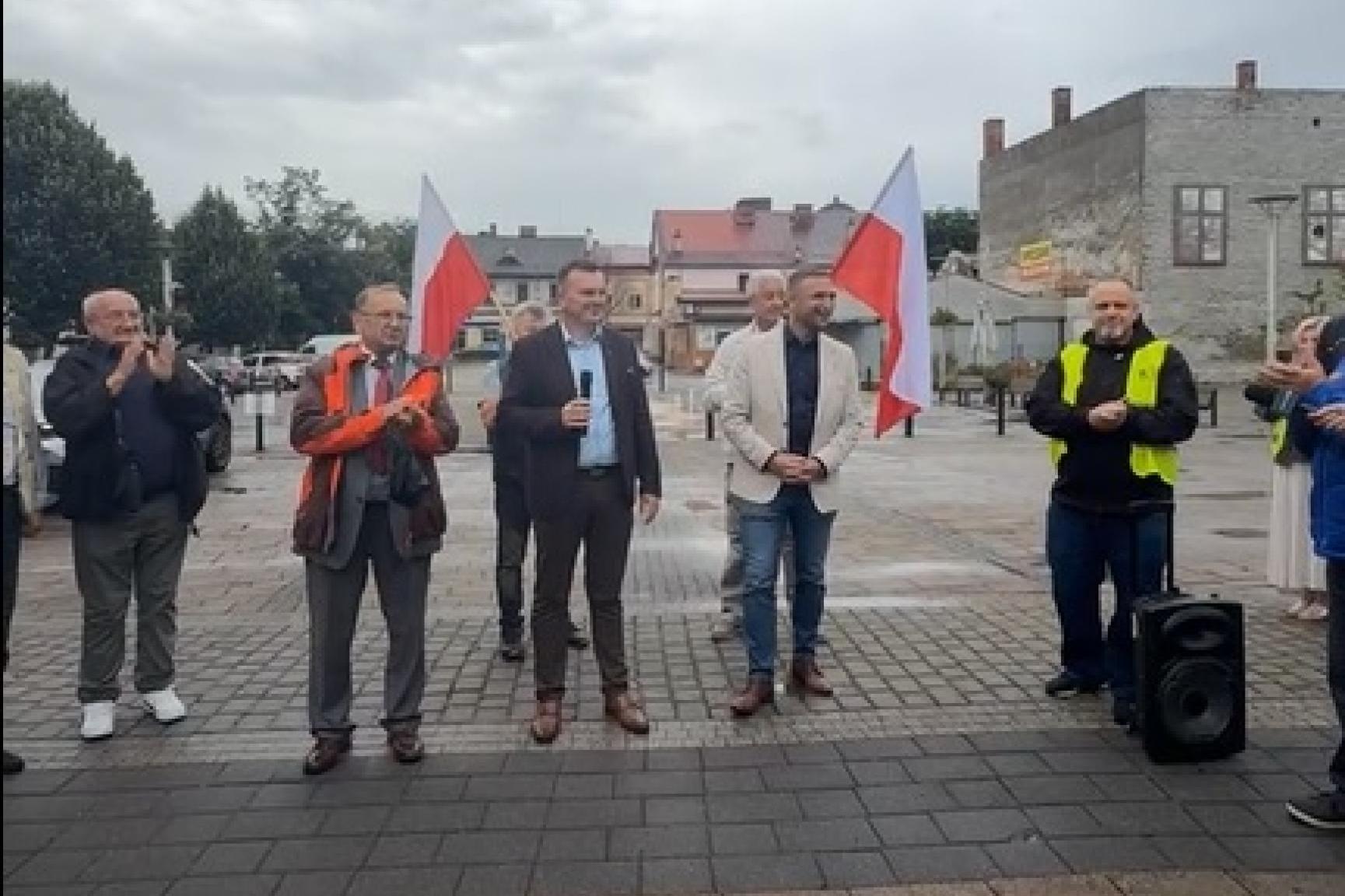 Odwołane spotkanie z Robertem Bąkiewiczem w Andrychowie. Poseł PiS zapowiada pozew i mówi o autorytaryzmie