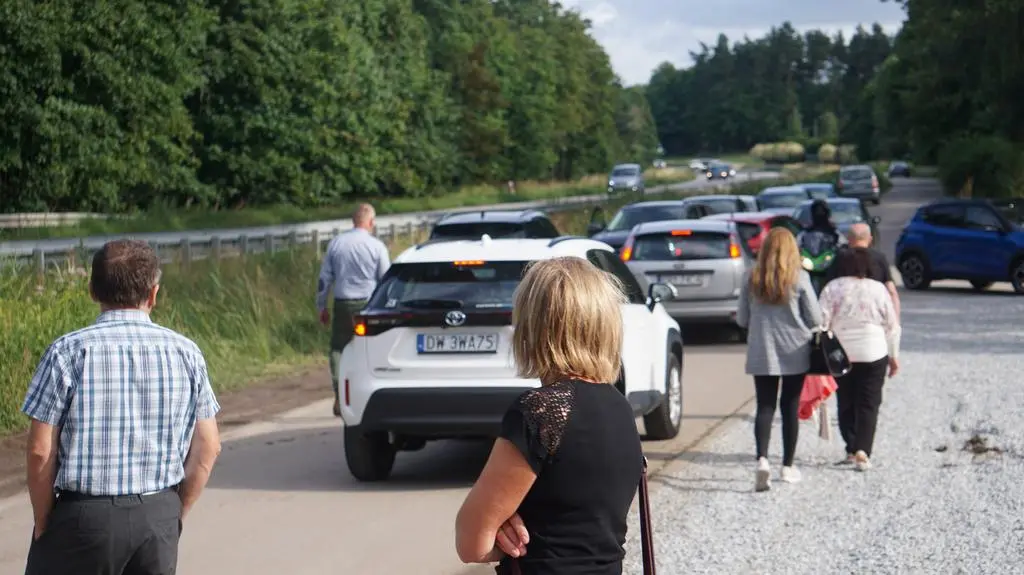 Mimo że obiekt nie został jeszcze oficjalnie otwarty, turyści zatrzymują się, by obejrzeć figurę