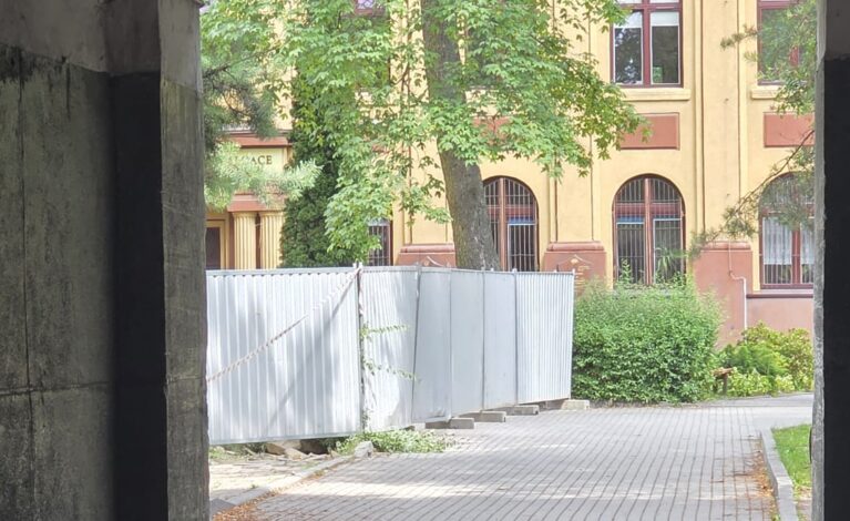Oficyna przy liceum Słowackiego runęła. Dlaczego nie rozebrano jej wcześniej?