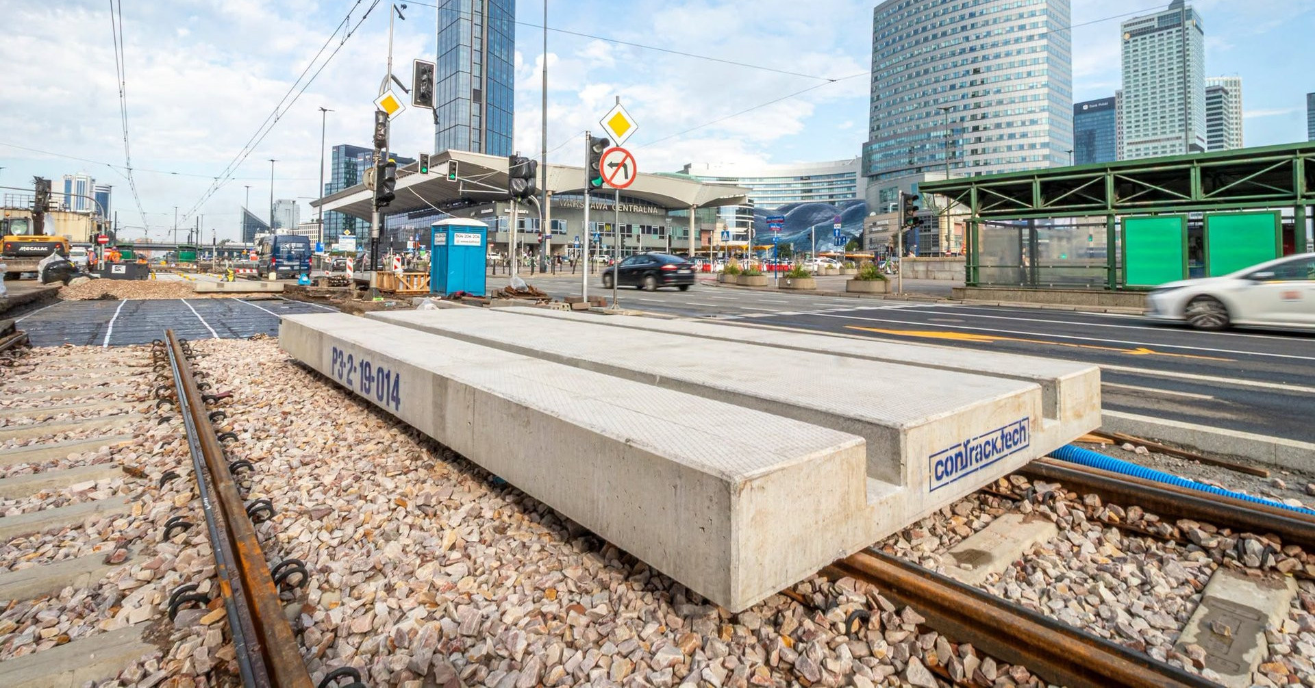 Ogromne "puzzle" na skrzyżowaniu w centrum Warszawy. Przyspieszą remont torowiska