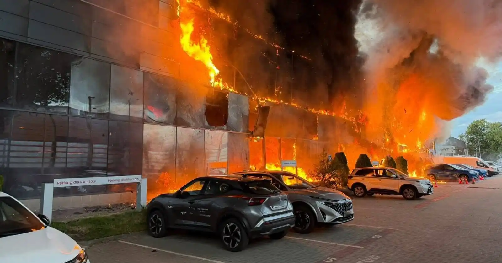 Ogromny pożar warsztatu i salonu samochodowego w Warszawie. Ciemna chmura nad Bródnem