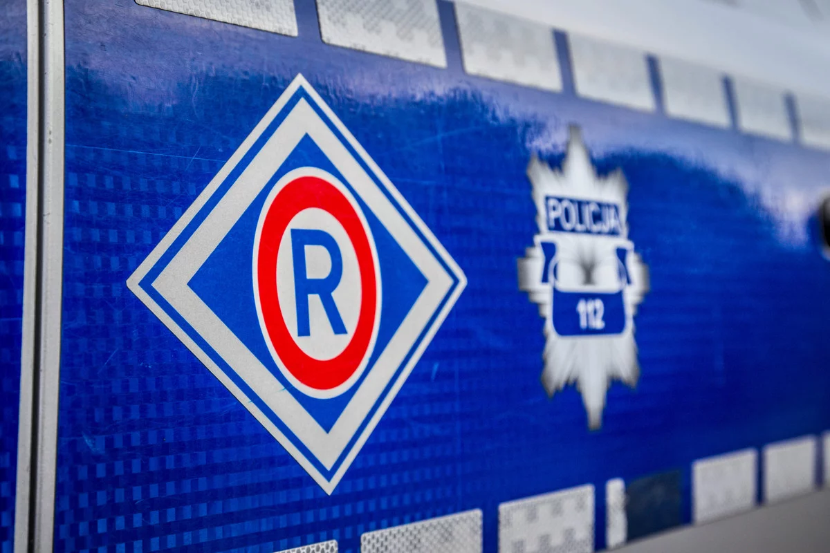 Okolice Łowicza. Kolizja na DW 584 w Małszycach. Jednym z uczestników była karetka pogotowia