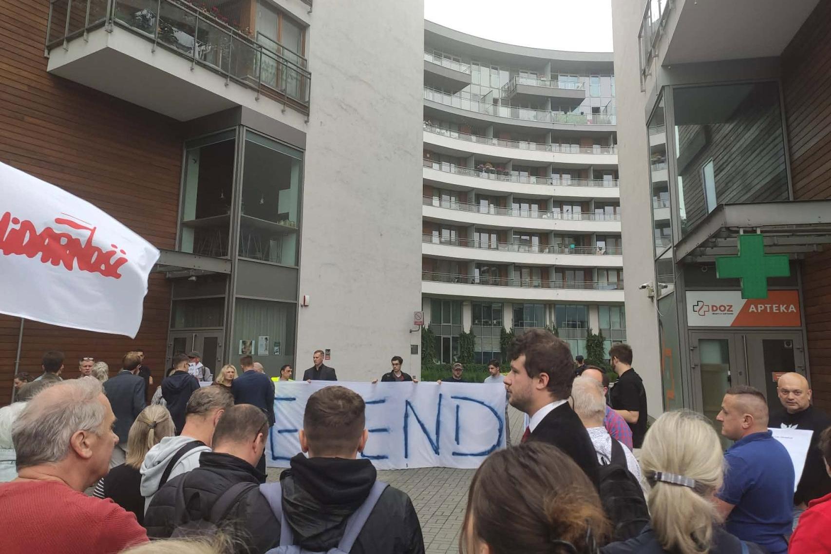 Około 150 osób protestowało przeciwko centrum islamskiemu w Krakowie