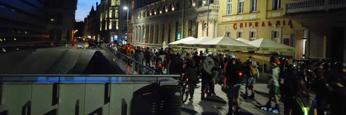 Około 400 osób na wieczornym Nightskatingu. Rolkarze przejechali ulicami Wrocławia