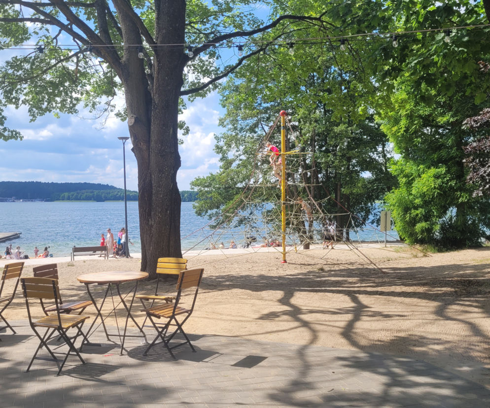 Plaża nad jeziorem Ukiel z kawiarnianym ogródkiem i linarium. O otwarciu kąpielisk przeczytasz na Eska Olsztyn.