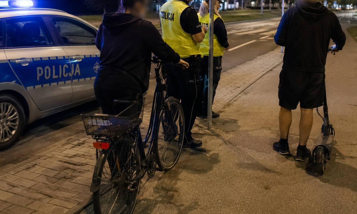 On na hulajnodze, ona na rowerze. Oboje pijani