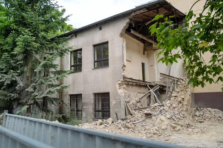 Osunięta ściana przyspieszy rozbiórkę dawnej bursy. Powstanie hala