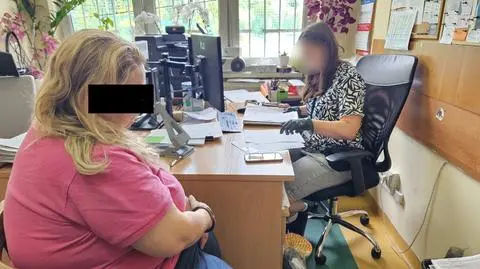 Zamawiała paczki na fikcyjne osoby. Odsyłała je niekompletne lub puste