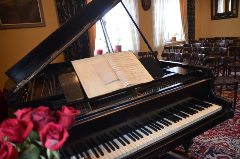 Pamiątki, muzyka i wspomnienia. Salon Nowowiejskiego ma już 65 lat