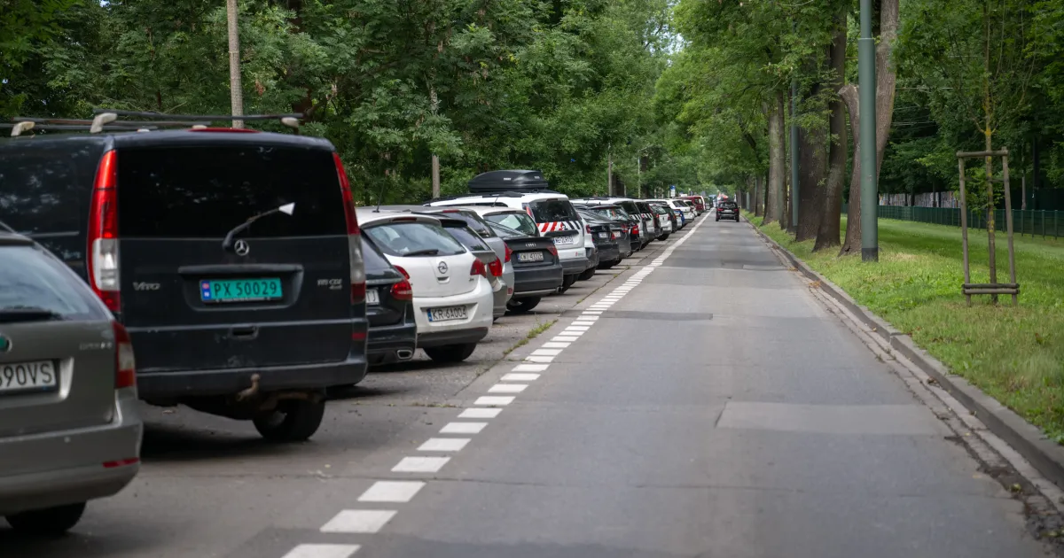 Parkowanie przy Błoniach do zmiany. Miejsc będzie mniej