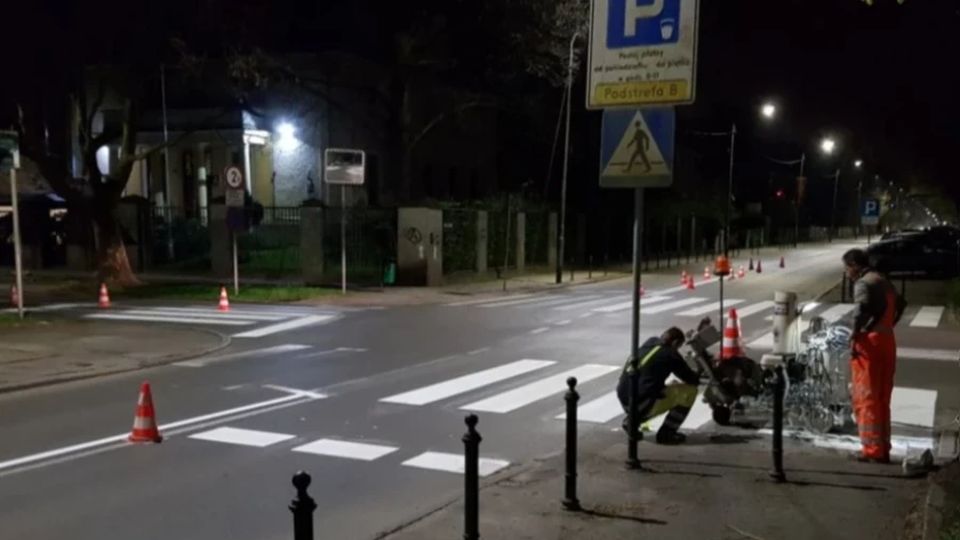 Pasy, strzałki, znaki, czyli drogowcy malują w Szczecinie