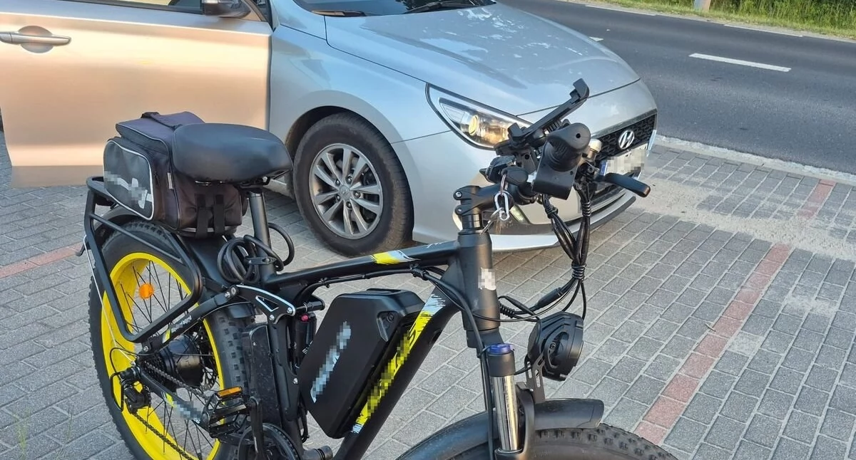 Pechowiec? Wyprzedził rowerem elektrycznym…