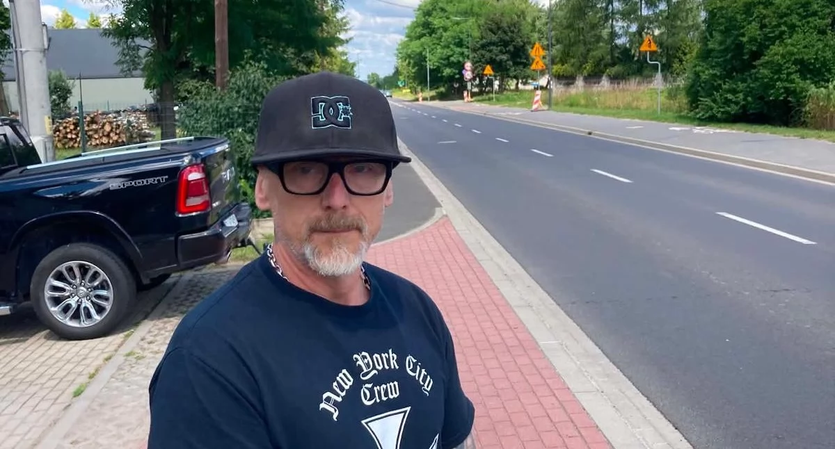 Pędzące auta, rowerzyści na chodniku i str…