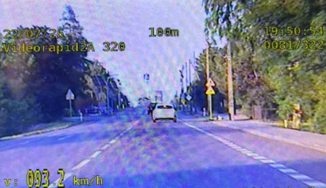 Pędził drogą S12 blisko 200 km/h. Dwoje kierowców ukaranych wysokimi mandatami