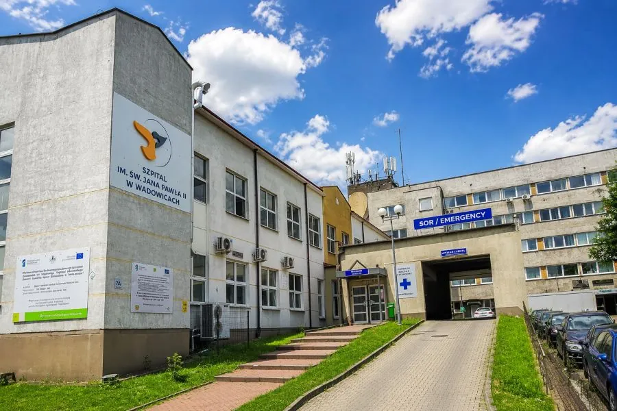 Pensje zjadają kontrakt, dług puchnie. Alarmująca sytuacja wadowickiej lecznicy