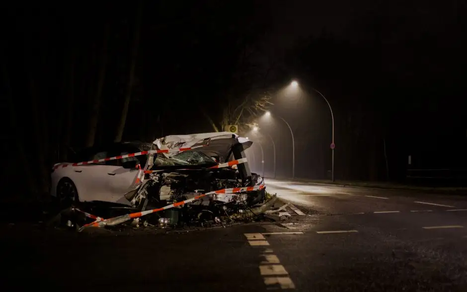 Peugeot uderzył w latarnię na ul. 3 Maja w Kaliszu