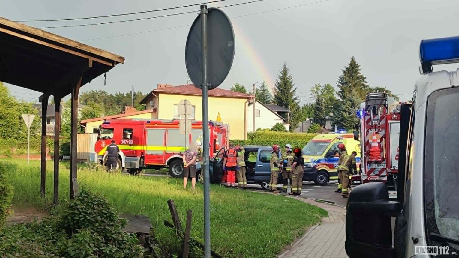 Peugeotem uderzył w znak drogowy. Był chory i... mocno nietrzeźwy