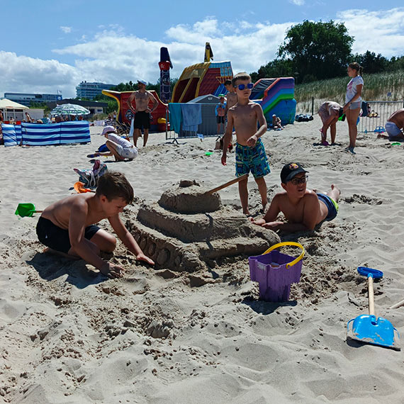 PIACHOLEPY opanowały świnoujską plażę